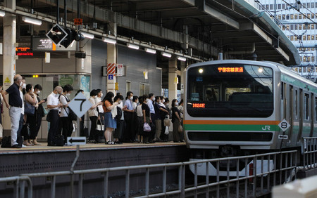 多くの利用客で混雑するJR東京駅の在来線ホーム=9月4日、東京都千代田区