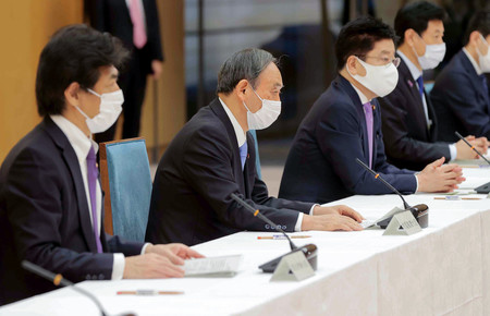 新型コロナウイルス感染症対策本部で発言する菅義偉首相(左から2人目)=21日午後、首相官邸