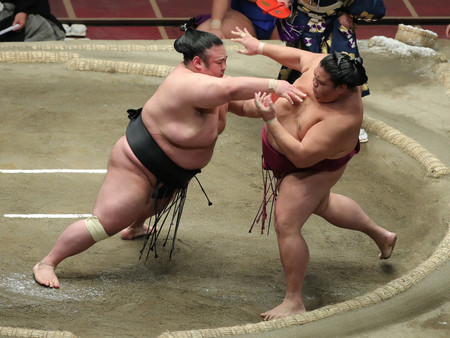 貴景勝(左)は御嶽海を突き出しで下す=21日、東京・両国国技館