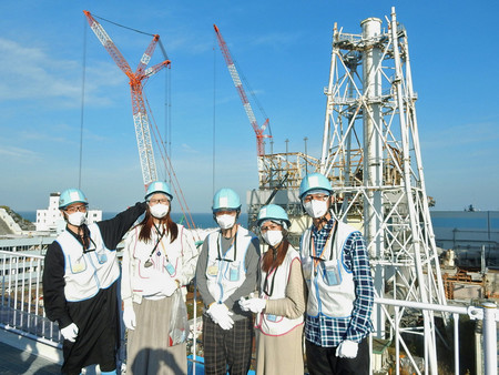 東京電力福島第1原発を視察する台湾人団体「福島前進団」のメンバー=18日午後、福島県大熊町(資源エネルギー庁提供)