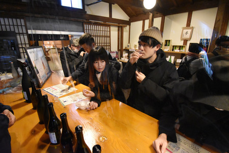 酒蔵を見学し、日本酒を試飲する台湾人団体「福島前進団」のメンバー=21日午前、福島県喜多方市