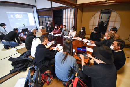 意見交換する台湾人団体「福島前進団」のメンバーと福島大などの学生ら=21日午後、福島県喜多方市