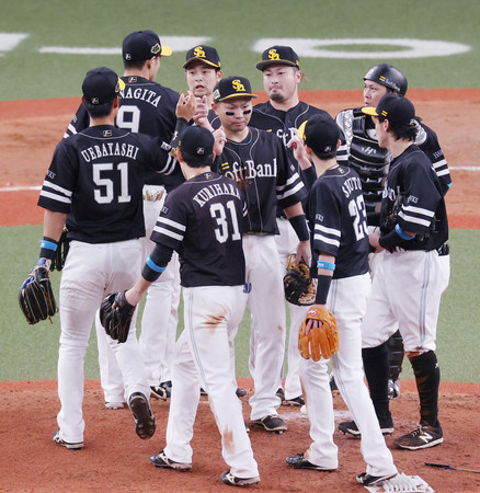 巨人に勝ち、喜ぶソフトバンクナイン=21日、京セラドーム