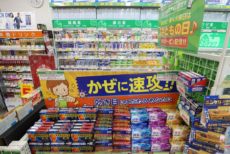 ドラッグストアのかぜ薬売り場=20日、東京都千代田区のスギ薬局神田淡路町店