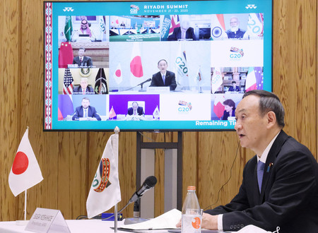 テレビ会議形式で開かれた20カ国・地域(G20)首脳会議に出席した菅義偉首相=22日夜、首相官邸(内閣広報室提供)