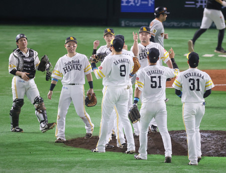 巨人に勝利し、喜ぶソフトバンクナイン=24日、ペイペイドーム