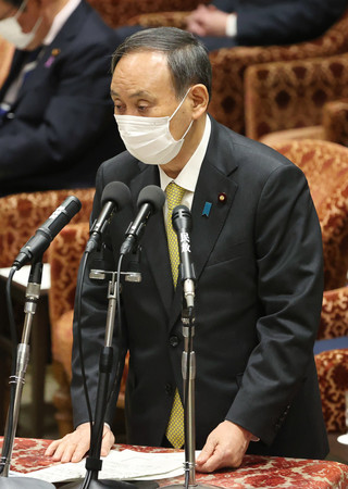 衆院予算委員会で答弁する菅義偉首相=25日午前、国会内
