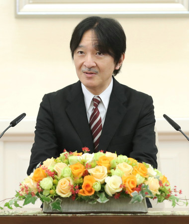 55歳の誕生日を前に記者会見される秋篠宮さま=20日、東京都港区の赤坂東邸(代表撮影)