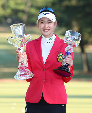 国内メジャー2勝目を挙げ、リコーカップ(左)とLPGAカップを手に笑顔の原英莉花=29日、宮崎・宮崎CC