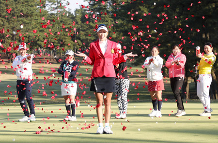 渋野日向子(左端)らから優勝を祝福される原英莉花(手前)=29日、宮崎・宮崎CC