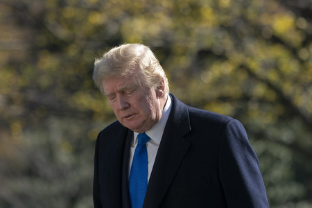 29日、感謝祭休暇を終え、ホワイトハウスに戻ったトランプ米大統領(EPA時事)