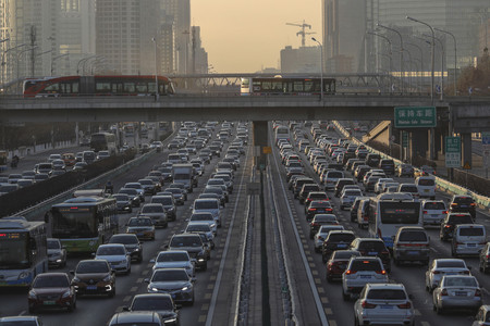 車列で埋まる中国・北京の幹線道路=2020年12月(EPA時事)