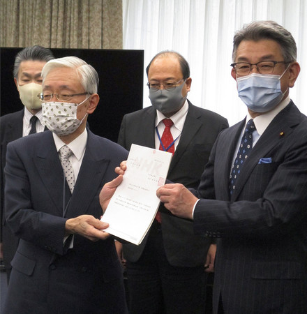 武田良太総務相(右端)に経営計画を提出する前田晃伸NHK会長=13日午後、総務省