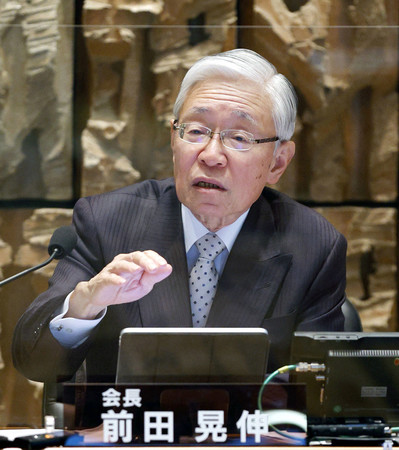 記者会見するNHKの前田晃伸会長=13日午後、東京都渋谷区のNHK放送センター(代表撮影)