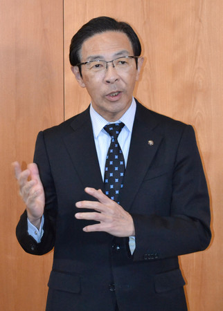 取材に応じる京都府の西脇隆俊知事=13日午後、京都市上京区