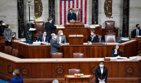 13日、米ワシントンで、トランプ大統領の弾劾訴追決議案の採決を行う下院(AFP時事)
