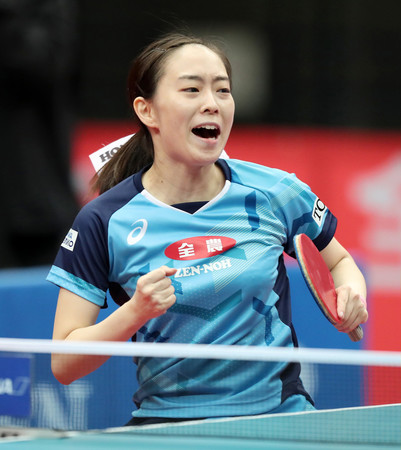 女子シングルス決勝、伊藤美誠を破り、5年ぶり5度目の優勝を果たした石川佳純=17日、丸善インテックアリーナ大阪
