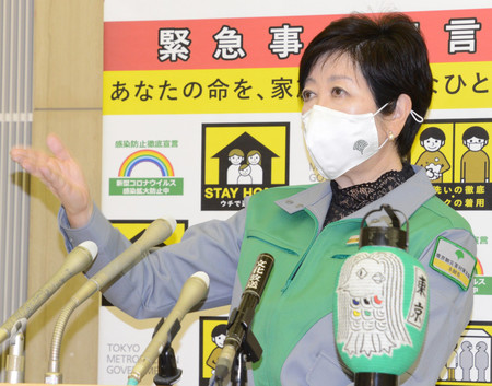 記者団の取材に応じる小池百合子東京都知事=18日午後、都庁