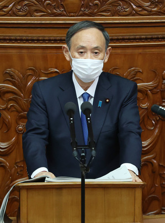 衆院本会議で施政方針演説を行う菅義偉首相=18日午後、国会内