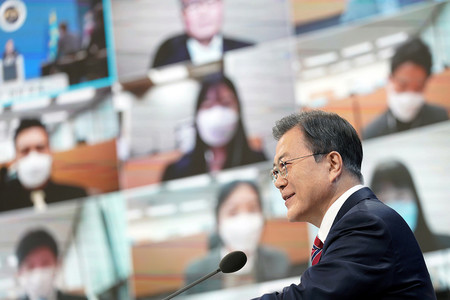 18日、ソウルの韓国大統領府で記者会見する文在寅大統領(韓国大統領府提供・時事)