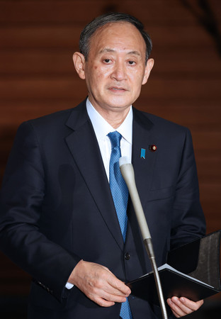 ワクチン接種の担当相として、河野太郎規制改革担当相の兼務を発表する菅義偉首相=18日午後、首相官邸