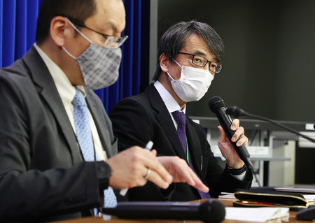 新型コロナウイルス変異種で感染経路が不明なケースが初めて確認され、記者会見する国立感染症研究所の脇田隆字所長(右)ら=18日夜、厚生労働省