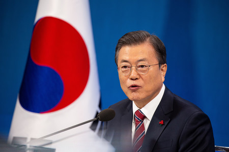 記者会見に臨む韓国の文在寅大統領=18日、ソウル(EPA時事)