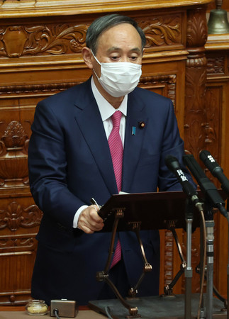 参院本会議で答弁する菅義偉首相=22日、国会内