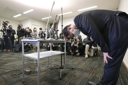 議員辞職を表明し、謝罪する公明党の遠山清彦衆院議員=1日午前、衆院議員会館