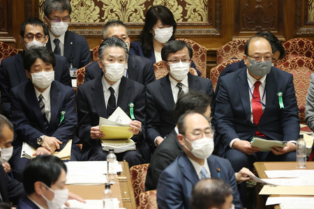 衆院予算委員会に臨む(右から)総務省の谷脇康彦総務審議官、吉田真人総務審議官、秋本芳徳前情報流通行政局長、湯本博信前官房審議官=22日午後、国会内