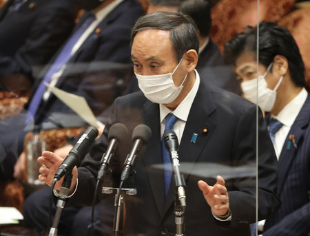衆院予算委員会で答弁する菅義偉首相=22日午前、国会内