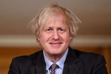 22日、ロンドンの首相官邸で記者会見するジョンソン英首相(AFP時事)