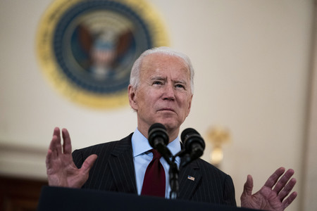 22日、ホワイトハウスで開かれた追悼式典で、演説するバイデン米大統領(EPA時事)