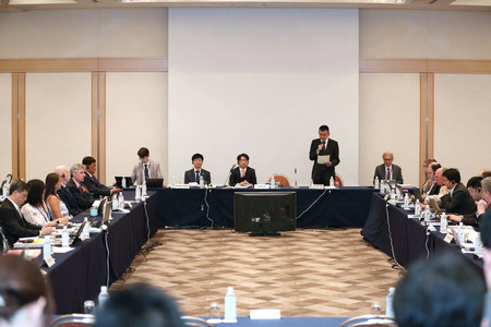 サンマの資源管理を話し合う北太平洋漁業委員会(NPFC)=2019年7月、東京都港区