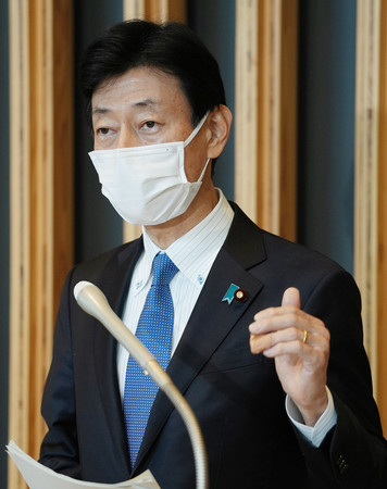 緊急事態宣言について取材に応じる西村康稔経済再生担当相=23日午後、東京・永田町
