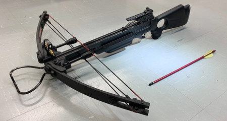 政府が閣議決定した銃刀法改正案で、所持許可制が盛り込まれたボーガン(警察庁提供)