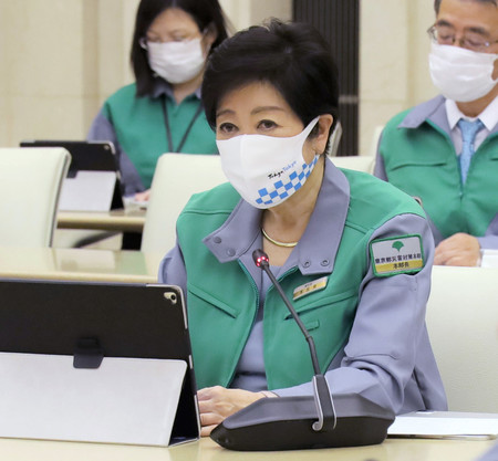 新型コロナウイルスの感染状況などを分析する東京都の会議で発言する小池百合子知事=26日、都庁