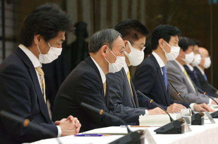 6府県の緊急事態宣言について、今月末での解除を表明する菅義偉首相(左から2人目)=26日午後、首相官邸