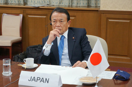 20カ国・地域(G20)財務相・中央銀行総裁によるテレビ会議に出席した麻生太郎財務相=26日夜、財務省(同省提供)