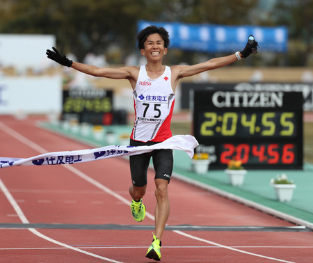 日本新記録で優勝した鈴木健吾=28日、滋賀・皇子山陸上競技場