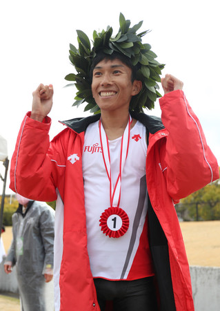 日本新記録で優勝し、ポーズを取る鈴木健吾=28日、滋賀・皇子山陸上競技場
