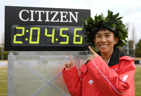 2時間4分56秒の日本新記録で優勝し、笑顔を見せる鈴木健吾=28日、滋賀・皇子山陸上競技場(代表撮影)