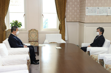 会談に臨む自民党の森山裕国対委員長(左)と立憲民主党の安住淳国対委員長=1日午前、国会内