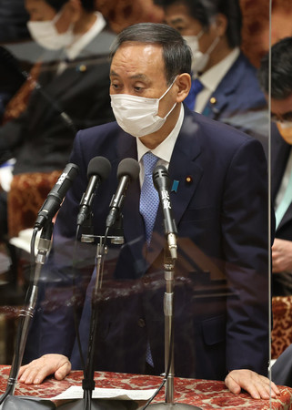 衆院予算委員会で答弁する菅義偉首相=1日午前、国会内