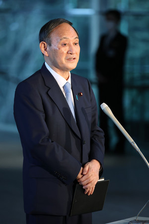 山田真貴子内閣広報官の辞職を受け、記者団の質問に答える菅義偉首相=1日午後、首相官邸