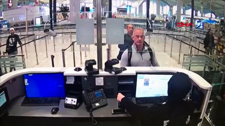 ゴーン被告と共にトルコ入りした後、イスタンブールの空港で監視カメラに映るマイケル・テイラー容疑者(中央手前)=トルコ警察がデミルオレン通信(DHA)に2020年1月提供(AFP時事)