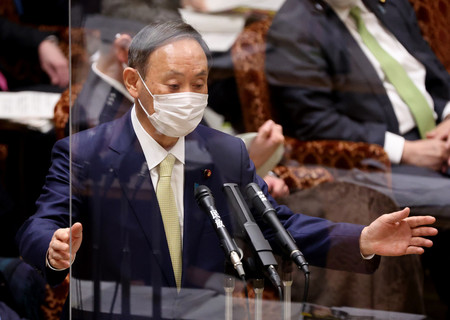 参院予算委員会で答弁する菅義偉首相=3日午前、国会内