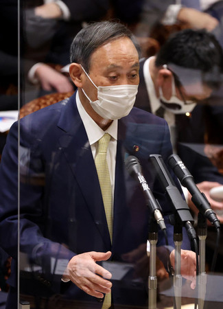 参院予算委員会で答弁する菅義偉首相=3日午後、国会内