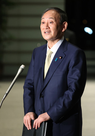首都圏1都3県の緊急事態宣言について、2週間程度延長する方針を表明する菅義偉首相=3日午後、首相官邸