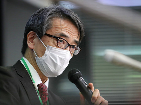 厚生労働省の専門家組織「アドバイザリーボード」の会合を終え、記者会見する座長の脇田隆字・国立感染症研究所長=3日夜、同省